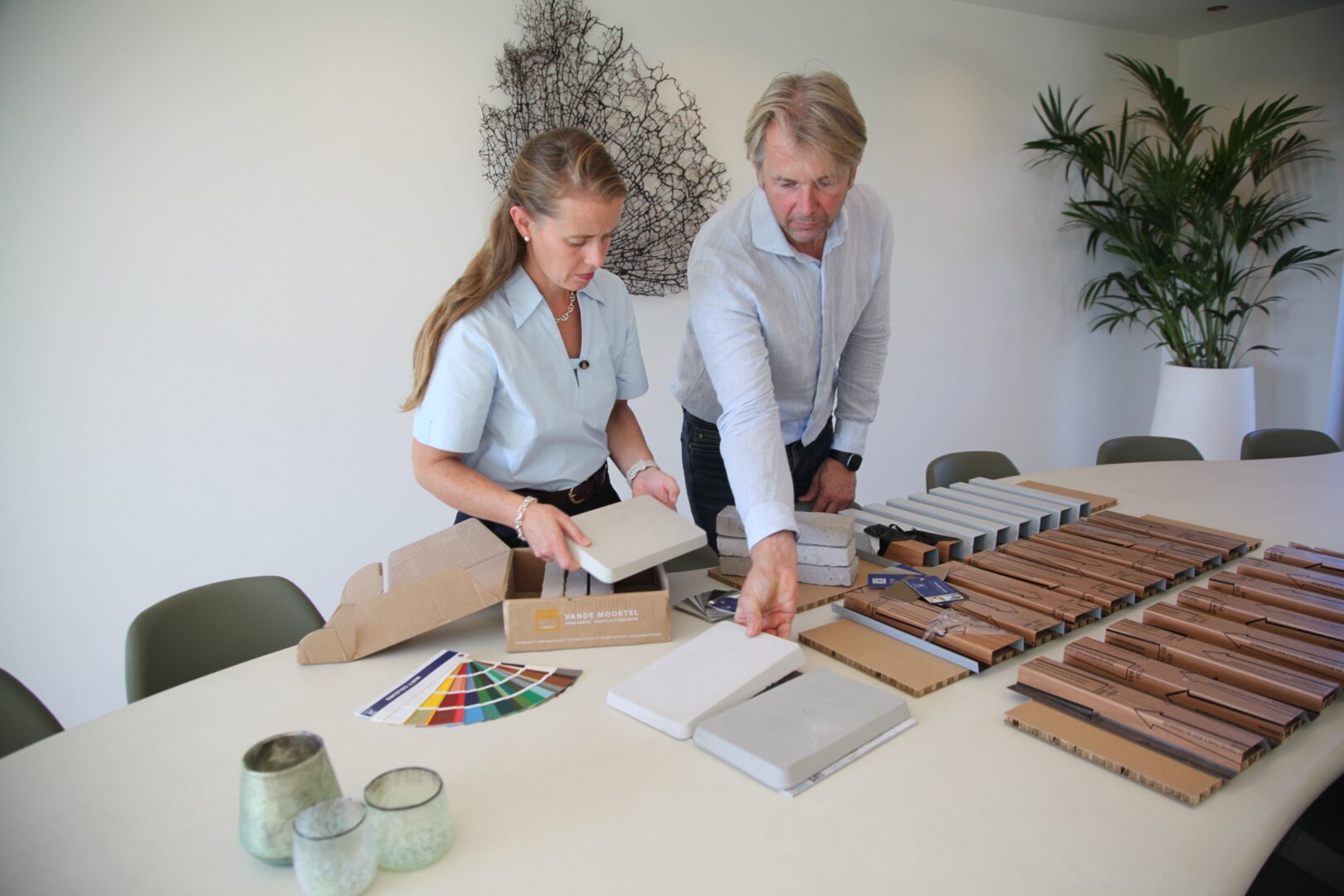 Björn Van Tomme en Julie Heyvaert van ACO Bouwteam bekijken stalen van gevelsteen, natuursteen en hout voor Residentie Livia